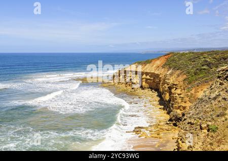 Le scogliere di arenaria a Point Addis sono costantemente modellate dalle onde dell'Oceano meridionale, Anglesea, Victoria, Australia, Oceania Foto Stock