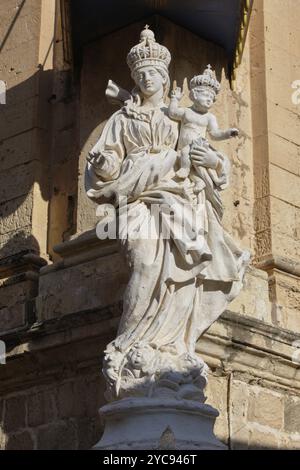 Statua della Madonna del Carmelo all'angolo della Chiesa dell'Annunciazione nota anche come Chiesa Carmelitana, Mdina, Malta, Europa Foto Stock