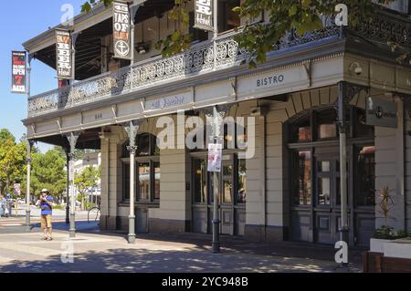 Un turista sta sta facendo una foto di fronte al Sail and Anchor Hotel all'angolo tra South Terrace e Henderson Street, Fremantle, WA, Australia, Ocean Foto Stock