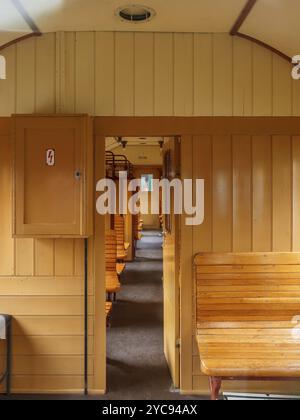 Vecchia carrozza con panchine in legno di terza classe Foto Stock