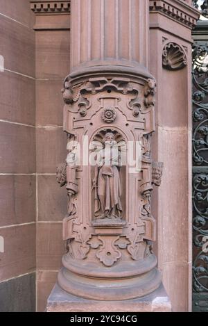 Scultura in arenaria sulla facciata esterna del rathaus roemer francoforte sul meno germania Foto Stock