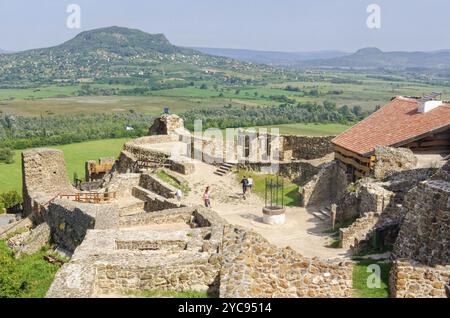 I turisti visitano il Castello di Szigliget vicino al Lago di Balaton e Badacsony, Ungheria, Europa Foto Stock