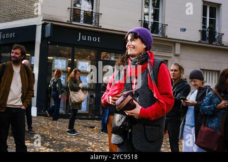 Parigi, Francia. 21 ottobre 2024. Un campione di pétanque gioca in strada dopo l'espulsione di CLAP Montmartre, basato su rue Junot a Montmartre per cinquant'anni, a Parigi, in Francia, il 21 ottobre 2024. (Foto di Vincent Koebel/NurPhoto)0 credito: NurPhoto SRL/Alamy Live News Foto Stock