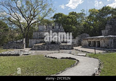 Antico edificio maya nel sito archeologico di Muyil, Quintana Roo, Messico, America centrale Foto Stock