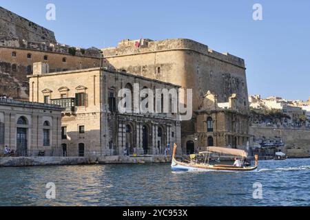 Tradizionale luzzu di barca maltese alla punta di Senglea, la Valletta, Malta, Europa Foto Stock