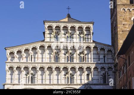 Tutte le colonne sono diverse nella parte superiore della facciata della Cattedrale di San Martino, Lucca, Italia, Europa Foto Stock