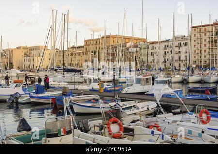 Barche e yacht parcheggiati nel vecchio porto di la Cala, Palermo, Sicilia, Italia, 20 ottobre 2011, Europa Foto Stock