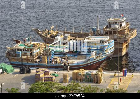 Barche cargo in legno caricate di merci sul Dubai Creek, Emirati Arabi Uniti, Asia Foto Stock