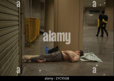 03.08.2018, Singapore, Repubblica di Singapore, Asia, Un uomo fa un pisolino non autorizzato in una metropolitana pedonale climatizzata nel centro della città di Sing Foto Stock