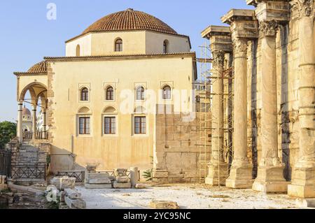 Moschea di Tzistarakis, che prende il nome da un ex governatore turco, accanto ai resti della Biblioteca Adriana, Atene, Grecia, Europa Foto Stock