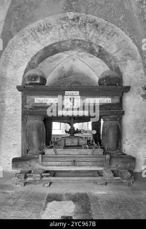 Antico grattino nel monastero di Eberbach vicino a eltville germania in bianco e nero Foto Stock