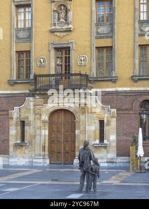 La statua in bronzo di padre e figlio (padre et Hijo) di Gesù Trapote Medina (1997) di fronte al Museo Diocesano di Arte Sacra, León, Castiglia e le Foto Stock