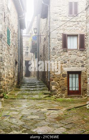 Nel cortile tra le case in una città vecchia Foto Stock