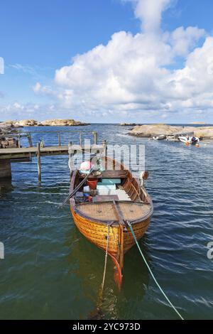 Vecchia barca da pesca ormeggiate al molo Foto Stock