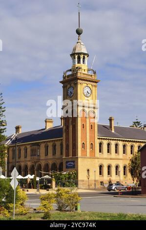 La torre dell'orologio della Customs House, patrimonio dell'umanità, all'angolo tra Bond e Watt Street, Newcastle, NSW, Australia, Oceania Foto Stock