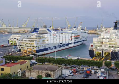 I traghetti grandi navi veloci sono caricati e scaricati nel porto di Palermo, Sicilia, Italia, 20 ottobre 2011, Europa Foto Stock