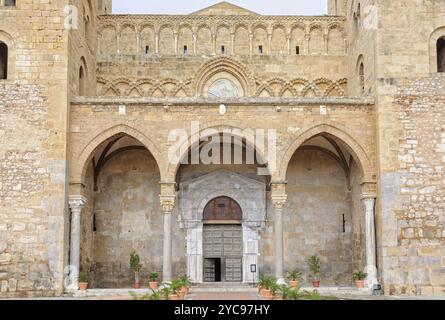 Il portico quattrocentesco della Cattedrale-Basilica ha tre archi: Cefalù, Sicilia, Italia, Europa Foto Stock