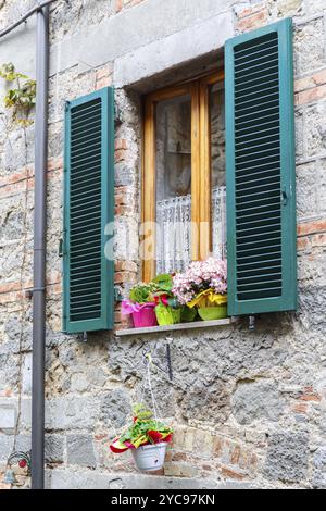 Casa residenziale finestra con fiori Foto Stock