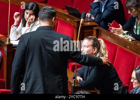 Parigi, Francia. 21 ottobre 2024. Il deputato francese Sebastien Delogu toccò il vice e presidente francese del gruppo parlamentare la France Insoumise LFI Mathilde Panot durante una sessione di dibattito sulla prima parte del disegno di legge finanziario del 2025 all'Assemblea nazionale, a Parigi il 21 ottobre 2024. Foto di Alexis Jumeau/ABACAPRESS. COM credito: Abaca Press/Alamy Live News Foto Stock