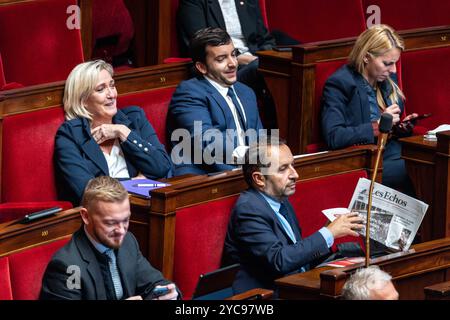 Parigi, Francia. 21 ottobre 2024. Deputato francese e presidente del gruppo Rally Nazionale (RN) nell'Assemblea Nazionale Marine le Pen, deputato francese e membro del Rally Nazionale (RN) Jean-Philippe Tanguy e deputato francese del Rassemblement Nazionale (RN) Sebastien Chenu con il giornale economico "Les echos" nelle mie mani durante una sessione di dibattito sulla prima parte del disegno di legge finanziario 2025 all'Assemblea Nazionale, a Parigi il 21 ottobre 2024. Foto di Alexis Jumeau/ABACAPRESS. COM credito: Abaca Press/Alamy Live News Foto Stock