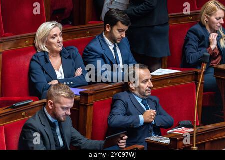 Parigi, Francia. 21 ottobre 2024. Deputato francese e presidente del gruppo Rally Nazionale (RN) nell'Assemblea Nazionale Marine le Pen, deputato francese e membro del Rally Nazionale (RN) Jean-Philippe Tanguy e deputato francese del Rassemblement Nazionale (RN) Sebastien Chenu durante una sessione di dibattito sulla prima parte del disegno di legge finanziario del 2025 all'Assemblea Nazionale, a Parigi il 21 ottobre 2024. Foto di Alexis Jumeau/ABACAPRESS. COM credito: Abaca Press/Alamy Live News Foto Stock