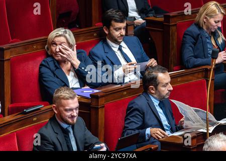 Parigi, Francia. 21 ottobre 2024. Deputato francese e presidente del gruppo Rally Nazionale (RN) nell'Assemblea Nazionale Marine le Pen, deputato francese e membro del Rally Nazionale (RN) Jean-Philippe Tanguy e deputato francese del Rassemblement Nazionale (RN) Sebastien Chenu durante una sessione di dibattito sulla prima parte del disegno di legge finanziario del 2025 all'Assemblea Nazionale, a Parigi il 21 ottobre 2024. Foto di Alexis Jumeau/ABACAPRESS. COM credito: Abaca Press/Alamy Live News Foto Stock