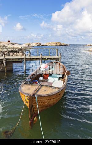 Vecchia barca da pesca al molo Foto Stock