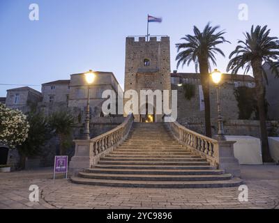 Atmosfera mattutina di fronte all'alba, alle scale e al cancello medievale della città che conduce al centro storico di Korcula, all'isola di Korcula, alla Dalmazia, alla Croazia, Foto Stock