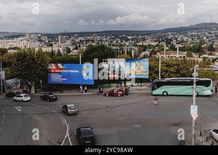 Wahlplakate a Tbilisi, 27.09.2024. AM 26.10.2024 Wird das Parlament a Georgien gewaehlt. Die Wahlen gelten als wichtiger Wegweiser des Landes in BLI Foto Stock