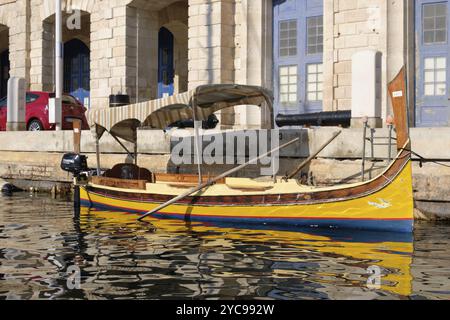 Colorata barca tradizionale maltese luzzu nella Marina di Grand Harbour, Vittoriosa, Malta, Europa Foto Stock