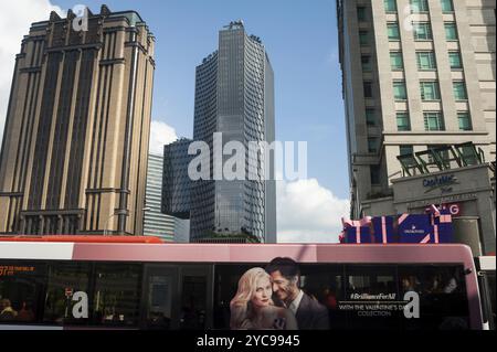 03/02/2018, Singapore, Repubblica di Singapore, Asia, vista di una delle due torri del progetto DUO dell'architetto tedesco Ole Scheeren. L'uso misto Foto Stock