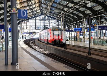 Eisenbahnverkehr am Bahnhof Berlin-Friedrichstraße. Regionalexpress Zug RE7 der Deutschen Bahn. DEU, Deutschland, Berlino, 20.10.2024 *** traffico ferroviario alla stazione di Berlino Friedrichstraße treno espresso regionale RE7 della Deutsche Bahn DEU, Germania, Berlino, 20 10 2024 Foto Stock