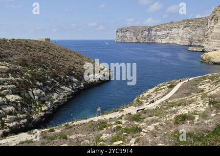 Kantra Valley è una bellissima piccola insenatura annidata tra la baia principale di Xlendi e il promontorio con la torre di guardia costiera, Xlendi, Malta, Europa Foto Stock