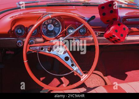Auto rossa interno con dadi rossi Foto Stock