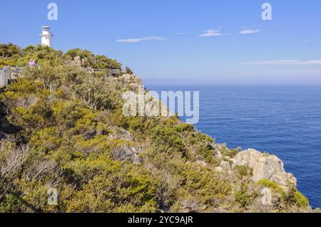 Un faro automatico senza equipaggio nel Freycinet National Park, Cape Tourville, Tasmania, Australia, Oceania Foto Stock