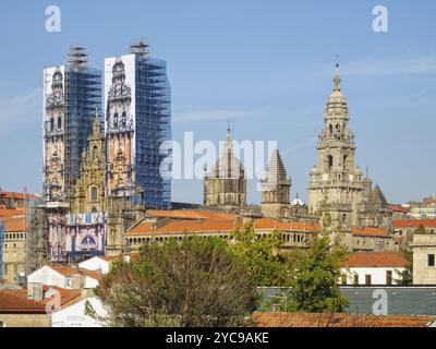 Vista della Cattedrale di Santiago de Compostela dal Parco Alameda durante i restauri del 2014, Santiago de Compostela, Galizia, Spagna, Europa Foto Stock