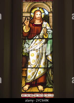 Vetrate colorate "i Am the Way, The Truth, and the Life" nella Chiesa Anglicana del Cristo Re, Ballarat, Victoria, Australia, Ocean Foto Stock