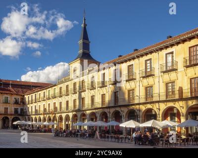 L'Hotel NH Collection Leon Plaza Mayor è situato in un elegante maniero del XVIII secolo nel cuore della città, Leon, Castiglia e León, Spagna, Europa Foto Stock