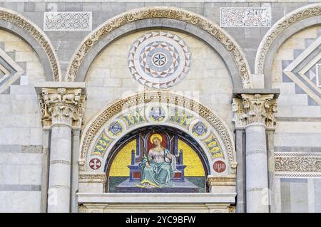 Mosaico di Giuseppe Modena da Lucca della Santa Reparata, lunetta sopra la porta sinistra del Duomo a Pisa, Toscana, Italia, Europa Foto Stock