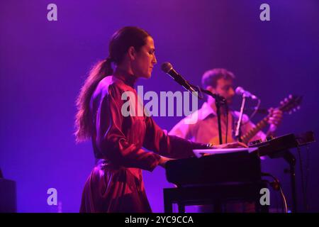 Joan Wasser alias Joan come Police Woman bei einem Konzert im Heimathafen Neukölln a Berlino, 21. Ottobre 2024. Joan nel ruolo della donna della polizia Konzert Berlin *** Joan Wasser alias Joan nel ruolo della donna della polizia in un concerto a Heimathafen Neukölln a Berlino, 21 ottobre 2024 Joan nel ruolo della donna della polizia concerto di Berlino Foto Stock