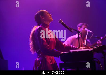 Joan Wasser alias Joan come Police Woman bei einem Konzert im Heimathafen Neukölln a Berlino, 21. Ottobre 2024. Joan nel ruolo della donna della polizia Konzert Berlin *** Joan Wasser alias Joan nel ruolo della donna della polizia in un concerto a Heimathafen Neukölln a Berlino, 21 ottobre 2024 Joan nel ruolo della donna della polizia concerto di Berlino Foto Stock