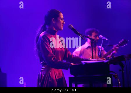 Joan Wasser alias Joan come Police Woman bei einem Konzert im Heimathafen Neukölln a Berlino, 21. Ottobre 2024. Joan nel ruolo della donna della polizia Konzert Berlin *** Joan Wasser alias Joan nel ruolo della donna della polizia in un concerto a Heimathafen Neukölln a Berlino, 21 ottobre 2024 Joan nel ruolo della donna della polizia concerto di Berlino Foto Stock