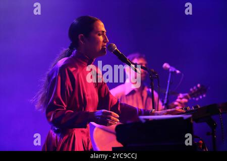 Joan Wasser alias Joan come Police Woman bei einem Konzert im Heimathafen Neukölln a Berlino, 21. Ottobre 2024. Joan nel ruolo della donna della polizia Konzert Berlin *** Joan Wasser alias Joan nel ruolo della donna della polizia in un concerto a Heimathafen Neukölln a Berlino, 21 ottobre 2024 Joan nel ruolo della donna della polizia concerto di Berlino Foto Stock