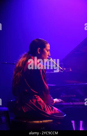 Joan Wasser alias Joan come Police Woman bei einem Konzert im Heimathafen Neukölln a Berlino, 21. Ottobre 2024. Joan nel ruolo della donna della polizia Konzert Berlin *** Joan Wasser alias Joan nel ruolo della donna della polizia in un concerto a Heimathafen Neukölln a Berlino, 21 ottobre 2024 Joan nel ruolo della donna della polizia concerto di Berlino Foto Stock