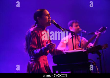 Joan Wasser alias Joan come Police Woman bei einem Konzert im Heimathafen Neukölln a Berlino, 21. Ottobre 2024. Joan nel ruolo della donna della polizia Konzert Berlin *** Joan Wasser alias Joan nel ruolo della donna della polizia in un concerto a Heimathafen Neukölln a Berlino, 21 ottobre 2024 Joan nel ruolo della donna della polizia concerto di Berlino Foto Stock