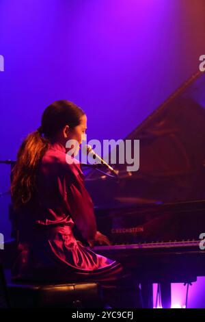 Joan Wasser alias Joan come Police Woman bei einem Konzert im Heimathafen Neukölln a Berlino, 21. Ottobre 2024. Joan nel ruolo della donna della polizia Konzert Berlin *** Joan Wasser alias Joan nel ruolo della donna della polizia in un concerto a Heimathafen Neukölln a Berlino, 21 ottobre 2024 Joan nel ruolo della donna della polizia concerto di Berlino Foto Stock