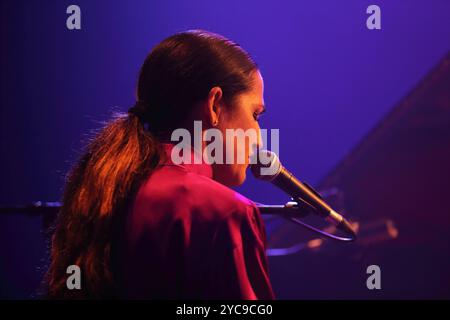 Joan Wasser alias Joan come Police Woman bei einem Konzert im Heimathafen Neukölln a Berlino, 21. Ottobre 2024. Joan nel ruolo della donna della polizia Konzert Berlin *** Joan Wasser alias Joan nel ruolo della donna della polizia in un concerto a Heimathafen Neukölln a Berlino, 21 ottobre 2024 Joan nel ruolo della donna della polizia concerto di Berlino Foto Stock