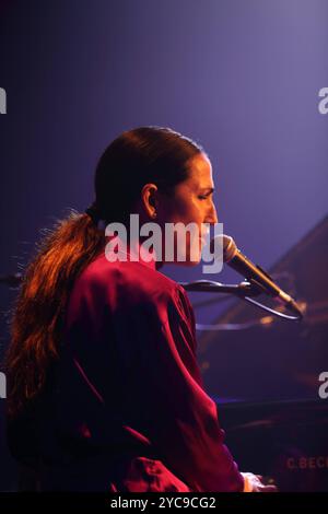 Joan Wasser alias Joan come Police Woman bei einem Konzert im Heimathafen Neukölln a Berlino, 21. Ottobre 2024. Joan nel ruolo della donna della polizia Konzert Berlin *** Joan Wasser alias Joan nel ruolo della donna della polizia in un concerto a Heimathafen Neukölln a Berlino, 21 ottobre 2024 Joan nel ruolo della donna della polizia concerto di Berlino Foto Stock