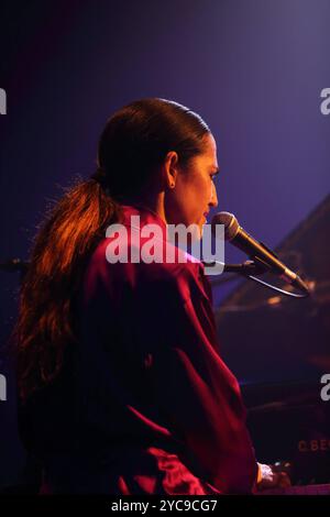 Joan Wasser alias Joan come Police Woman bei einem Konzert im Heimathafen Neukölln a Berlino, 21. Ottobre 2024. Joan nel ruolo della donna della polizia Konzert Berlin *** Joan Wasser alias Joan nel ruolo della donna della polizia in un concerto a Heimathafen Neukölln a Berlino, 21 ottobre 2024 Joan nel ruolo della donna della polizia concerto di Berlino Foto Stock