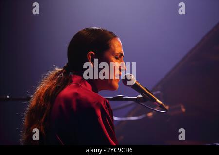 Joan Wasser alias Joan come Police Woman bei einem Konzert im Heimathafen Neukölln a Berlino, 21. Ottobre 2024. Joan nel ruolo della donna della polizia Konzert Berlin *** Joan Wasser alias Joan nel ruolo della donna della polizia in un concerto a Heimathafen Neukölln a Berlino, 21 ottobre 2024 Joan nel ruolo della donna della polizia concerto di Berlino Foto Stock